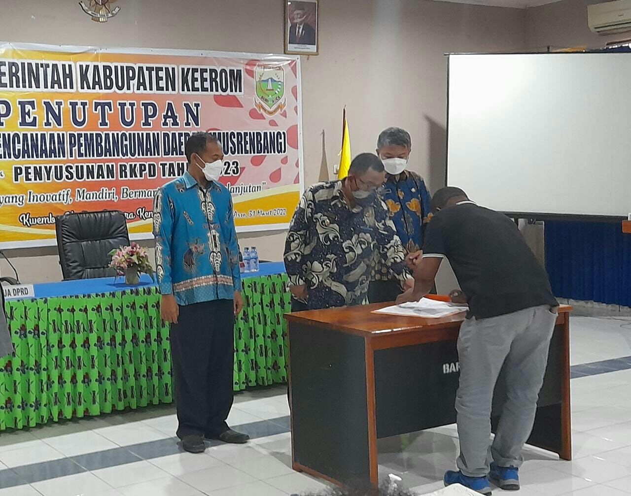 Wabup saat menyaksikan penandatangan Naskah Bersama Hasil Musrengbanda Keerom 2022 para Kepala Distrik dan SKPD