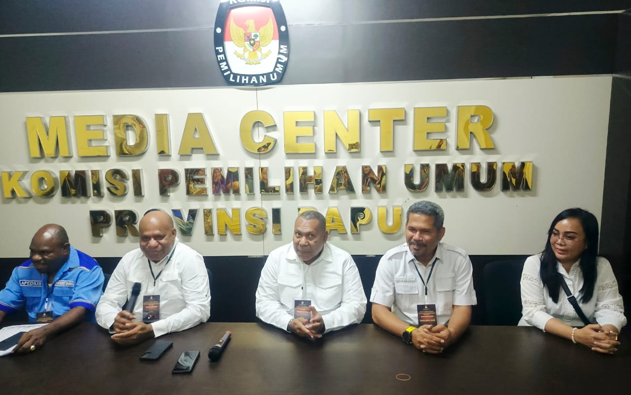 Gubernur Papua terpilih Matius Fakhiri didampingi Wakil Gubernur